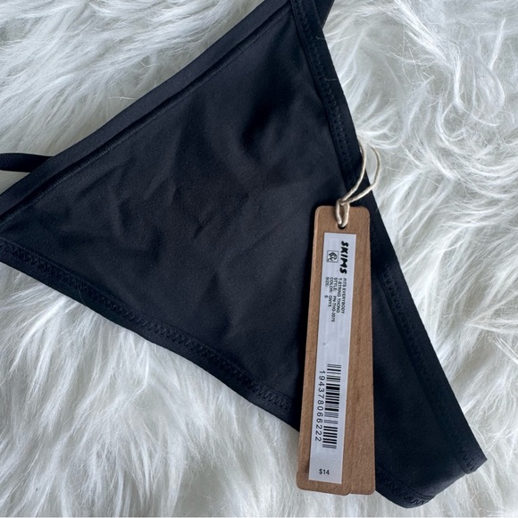 SKIMS EVERYBODY T-STRING THONG IN ONYX - Picture 2 of 6